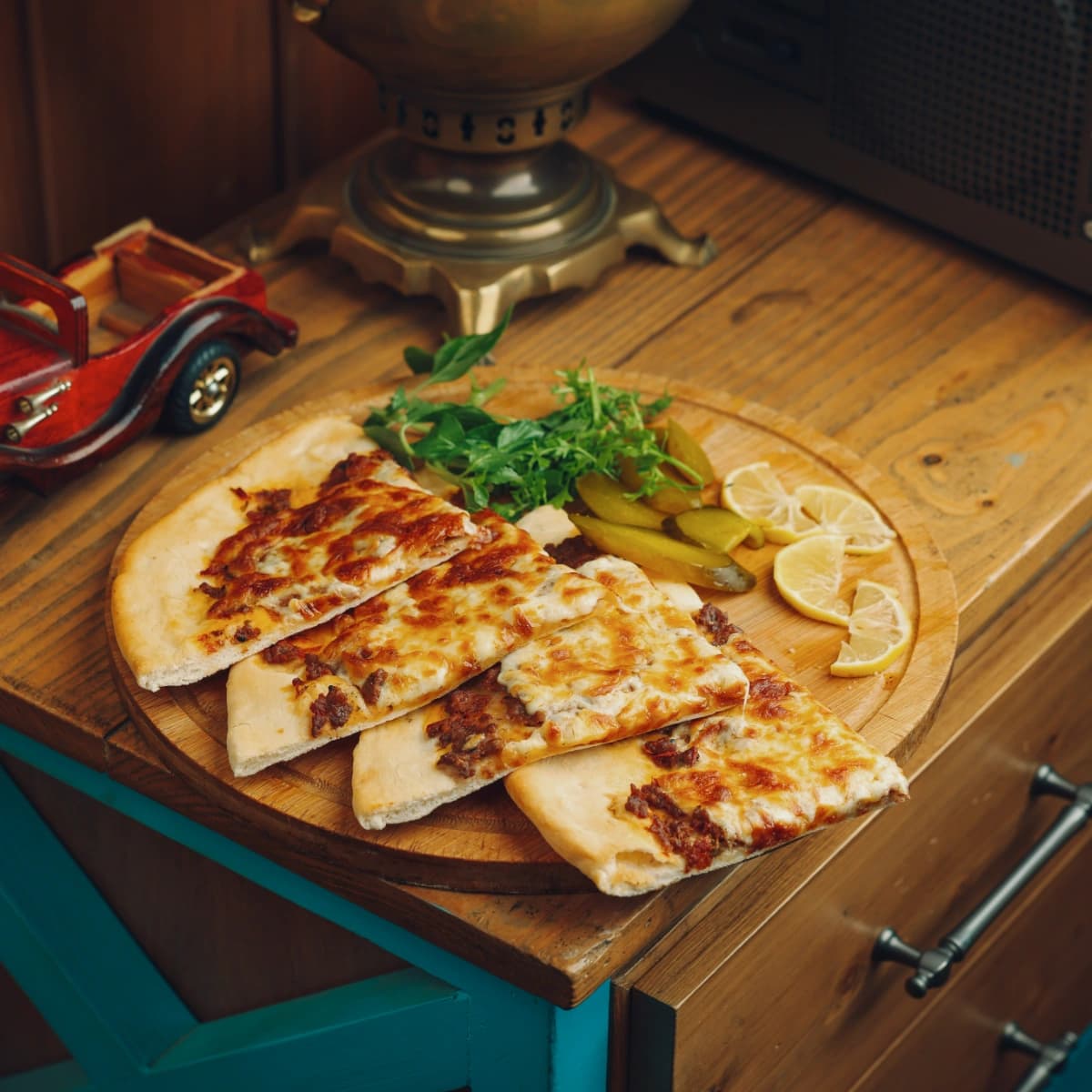 لحم بعجين بالجبن