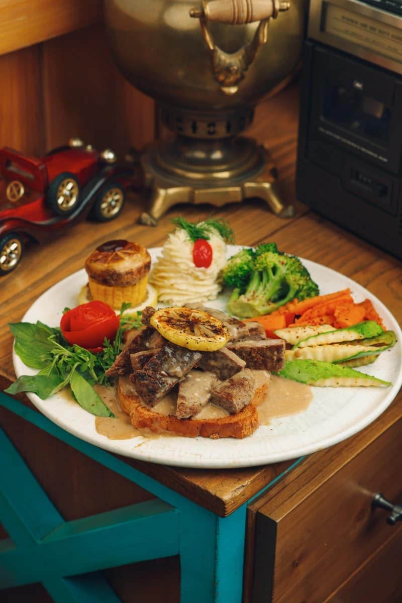 ستيك اللحم مع صوص الفطر